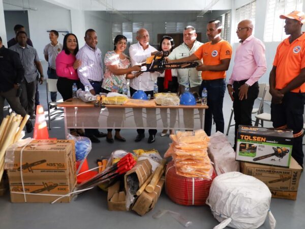 Director del IAD y alcalde de La Victoria entregan utensilios a la Defensa Civil