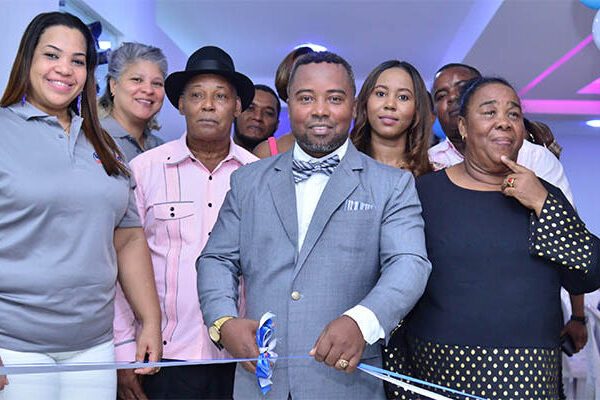 Empresario inaugura Plaza Soler en SDE