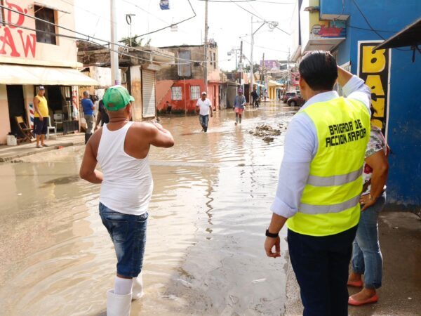 Luis Alberto encabeza operativo de limpieza en sectores de Santo Domingo Este