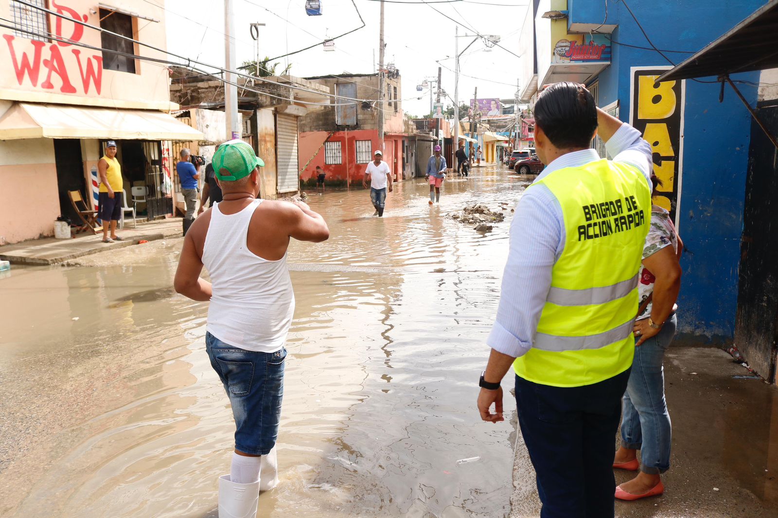 Luis Alberto encabeza operativo de limpieza en sectores de Santo Domingo Este