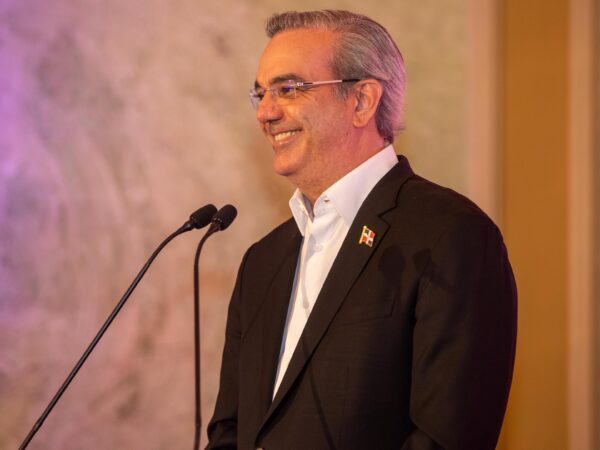 Presidente Abinader anuncia bono navideño y regalía pascual