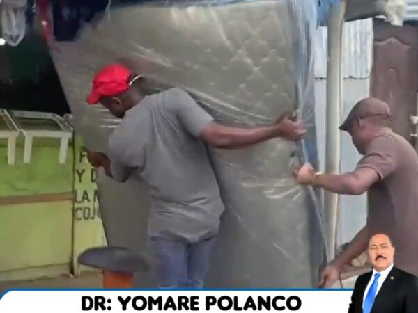 Yomare Polanco ayuda familias afectadas por inundaciones en Sabana Perdida