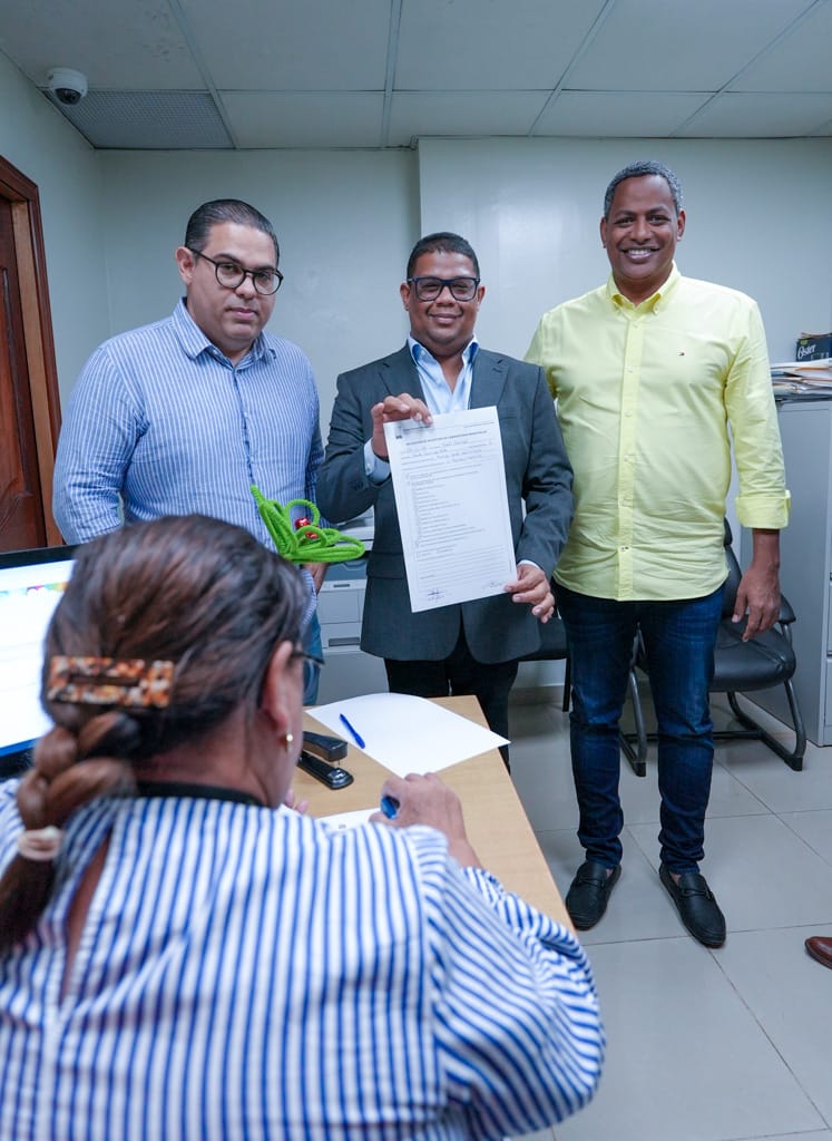 Zabala inscribe candidatura a regidor