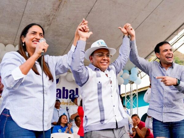 Roberto Ángel juramenta en PRM regidora Gabriela Quezada