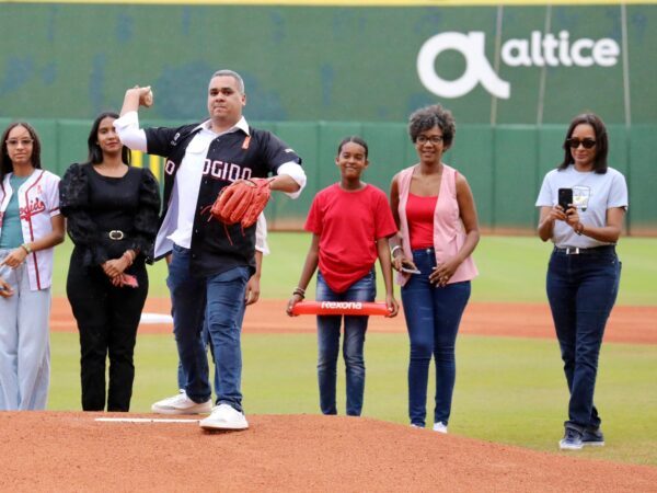 Erick Guzmán lanza la primera bola en el juego entre Escogido y Licey