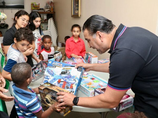 Luis Alberto lleva alegría a niños y niñas en el Día de los Santos Reyes