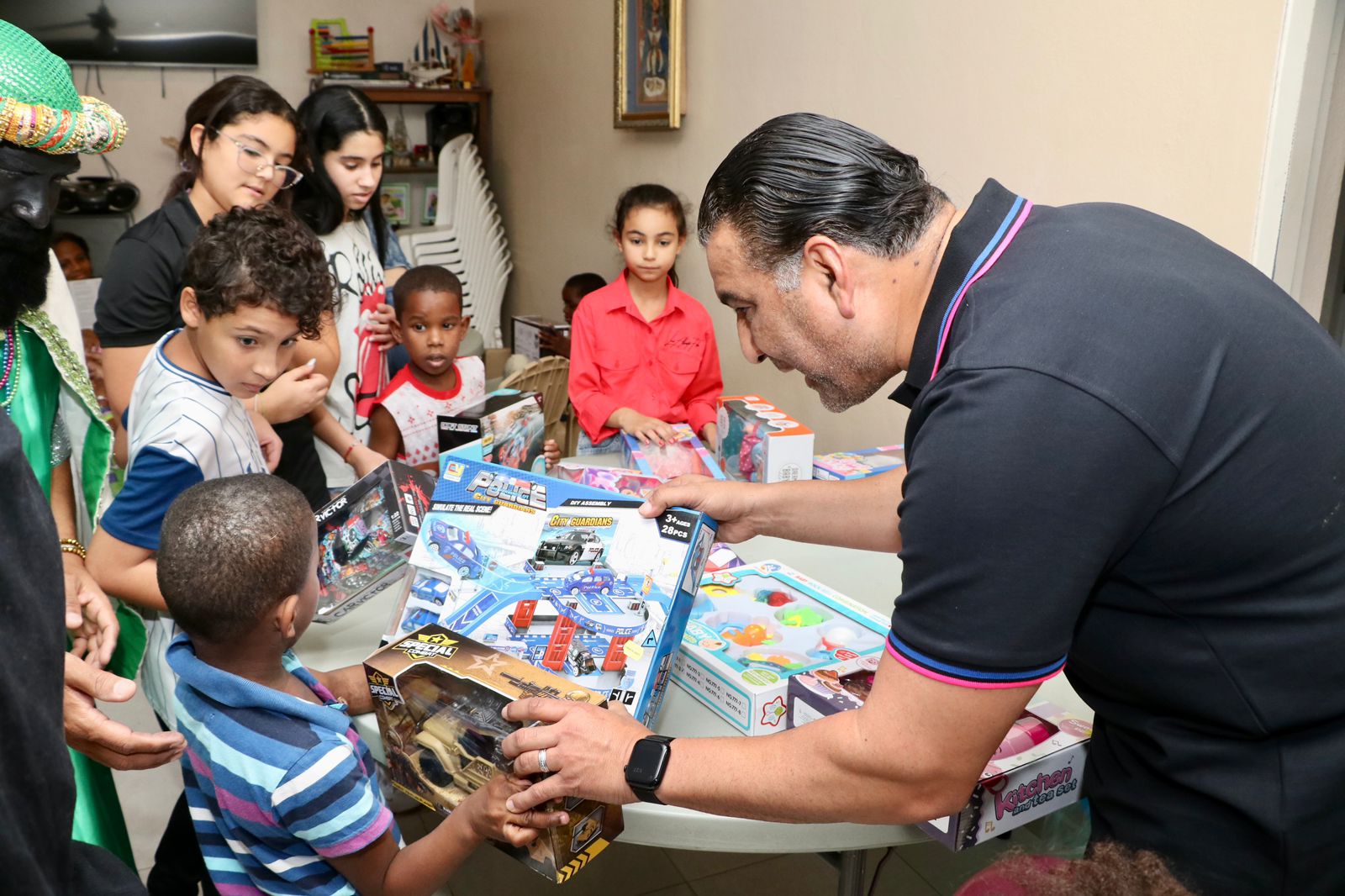 Luis Alberto lleva alegría a niños y niñas en el Día de los Santos Reyes