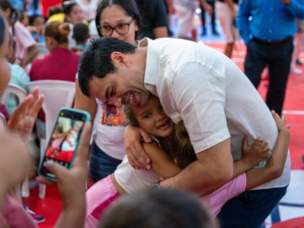 Roberto Ángel Salcedo entrega juguetes a miles de niños y niñas residentes en Santiago