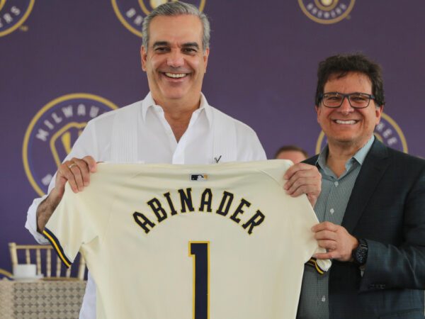 Presidente Abinader asiste a inauguración de la nueva academia de los Cerveceros de Milwaukee