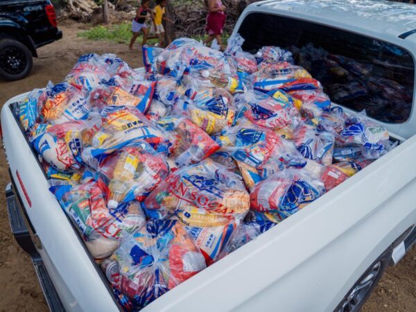 Gobierno entrega raciones a familias afectadas por las lluvias en Montecristi