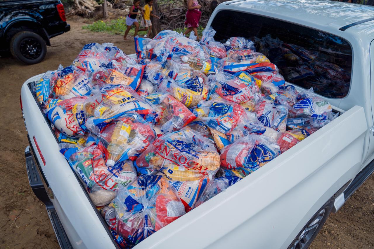 Gobierno entrega raciones a familias afectadas por las lluvias en Montecristi