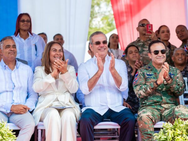 Presidente Abinader encabeza desfile cívico, militar y policial