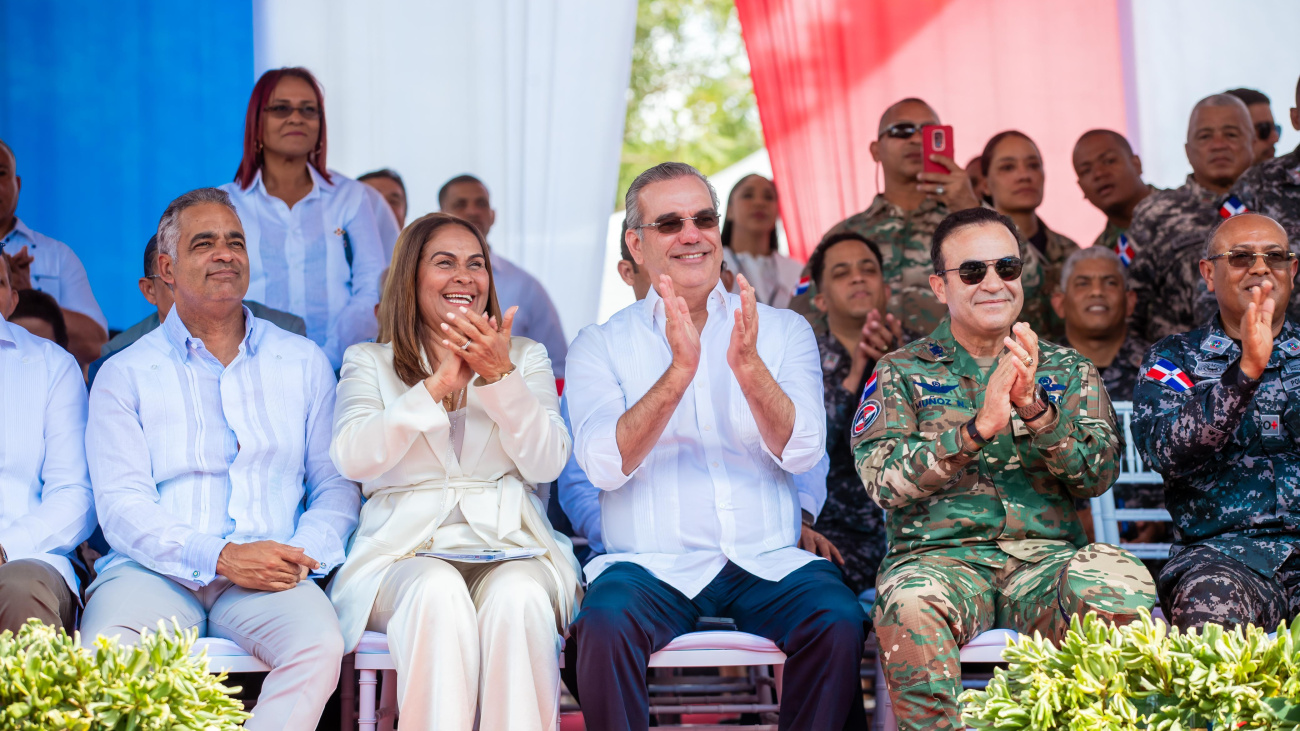 Presidente Abinader encabeza desfile cívico, militar y policial