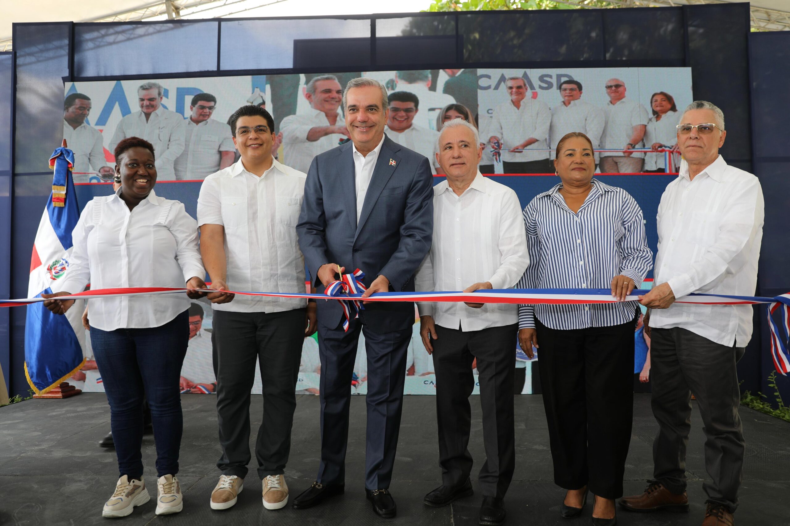 Presidente Abinader inaugura saneamiento cañada