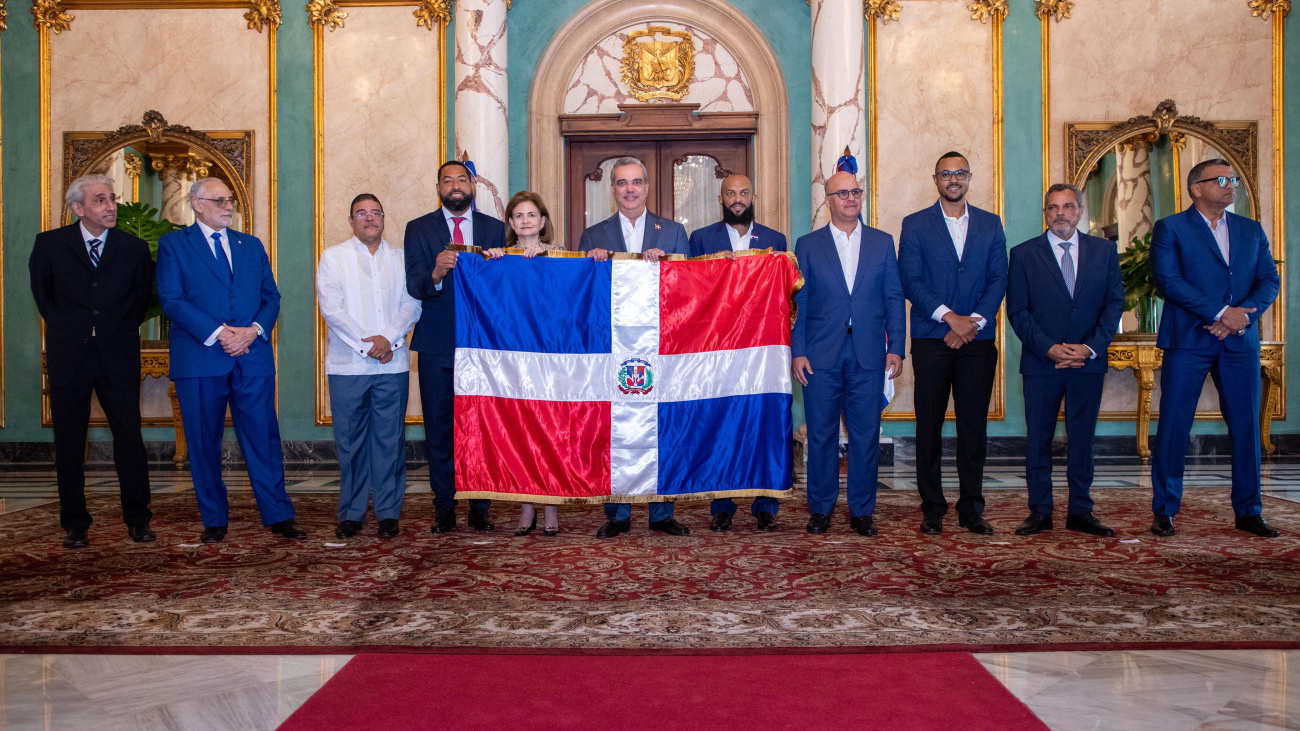 Presidente entrega la bandera dominicana al equipo de los Tigres del Licey