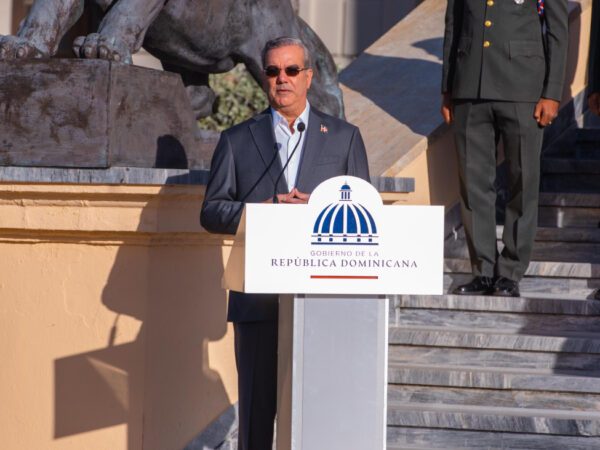 Presidente Abinader encabeza acto de homenaje a la Bandera Nacional
