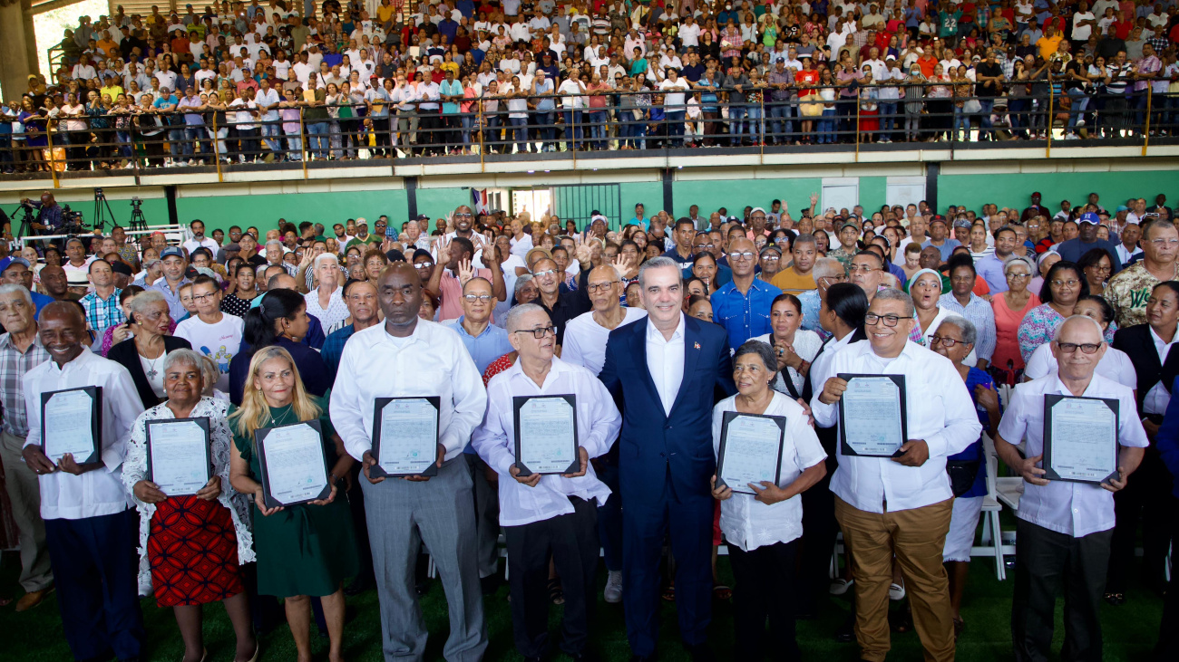 Presidente Abinader entrega 3,004 títulos de propiedad a igual número de familias