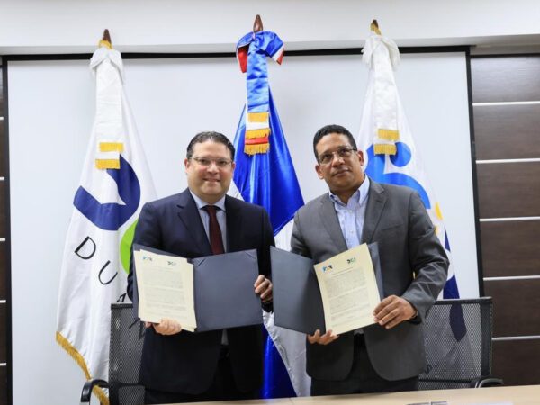 Aduanas firma acuerdo con Compras Públicas para fortalecer transparencia