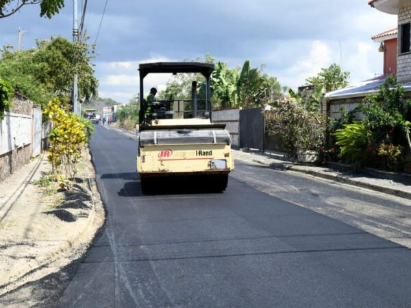 Ministerio de Obras Públicas asfalta calles en sectores de Santo Domingo Este