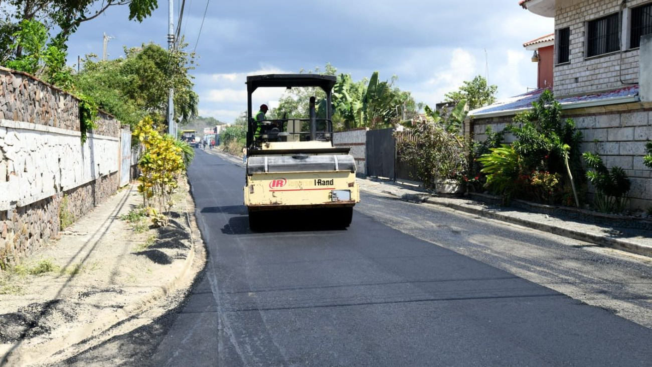 Ministerio de Obras Públicas asfalta calles en sectores de Santo Domingo Este