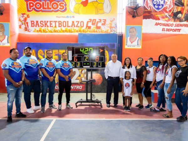 ENADOM dona pizarra electrónica al Club Deportivo Renacimiento de Boca Chica