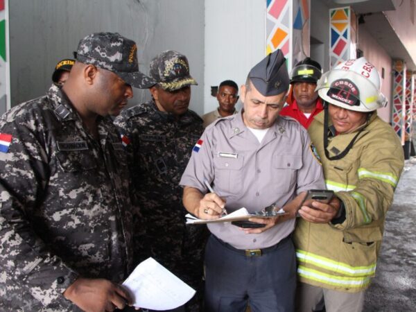 Policía junto al Cuerpo de Bomberos asume investigación de incendio