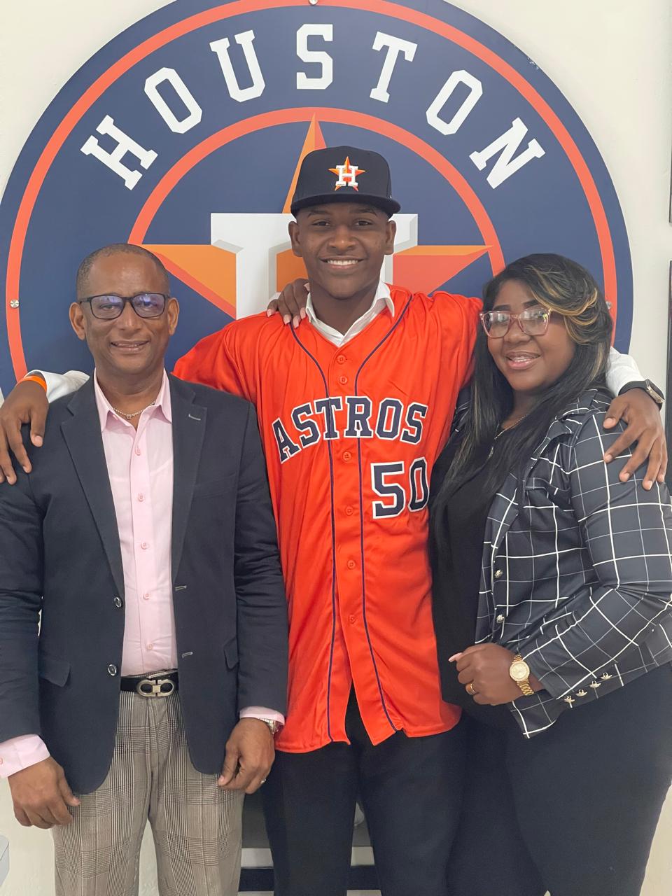 *La Victoria celebra la firma de su nuevo prospecto de béisbol, Juan Agustín Mieses Núñez, con los Astros de Houston