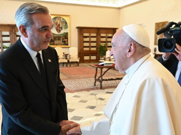 Papa Francisco felicita al presidente Abinader por su reelección