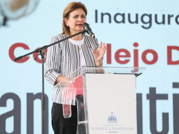 Vicepresidenta inaugura complejo deportivo en Los Mina