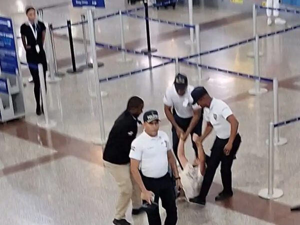 Turista italiano arroja café caliente a oficial de POLITUR en Aeropuerto Las Américas