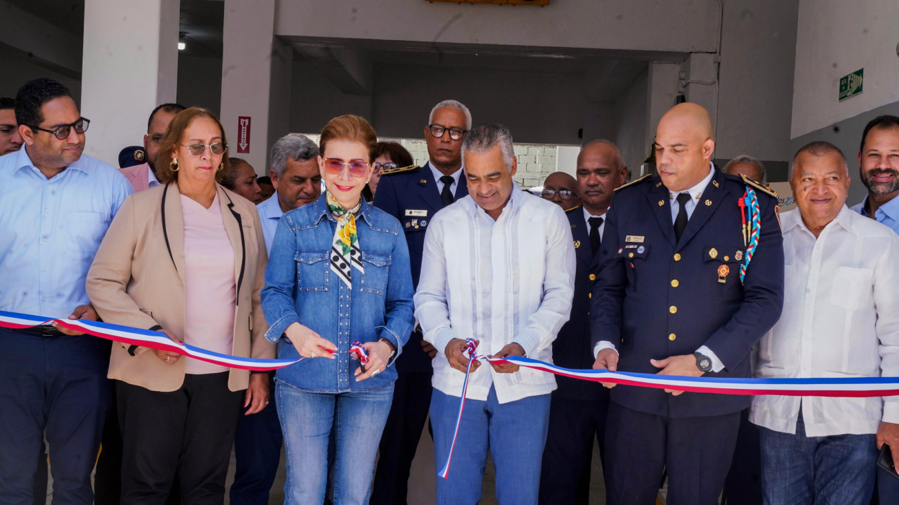 Ministro de la Presidencia encabeza entrega de remozada estación de bomberos en San Cristóbal