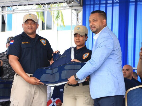 Policía de Nueva York dona 500 chalecos antibalas a la Policía Nacional