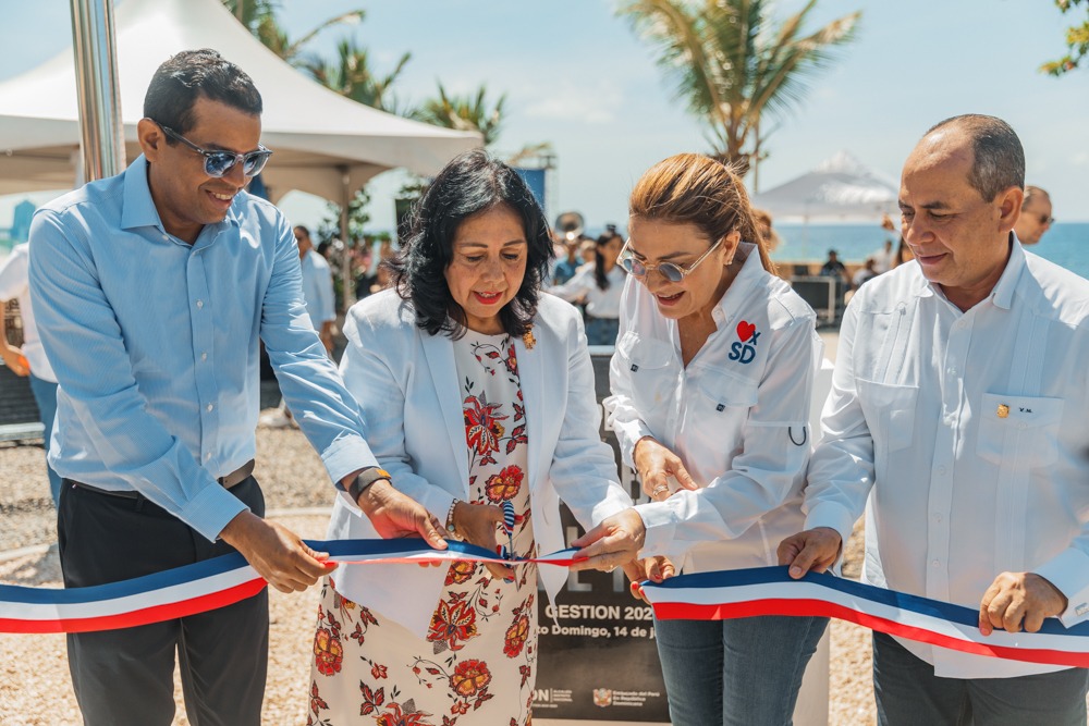 Alcaldesa del DN inaugura Plaza República del Perú