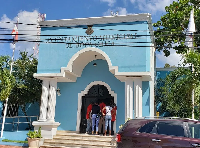 El Puerto CC y ENE Night Club donan utensilios esenciales para el aseo urbano al Ayuntamiento de Boca Chica