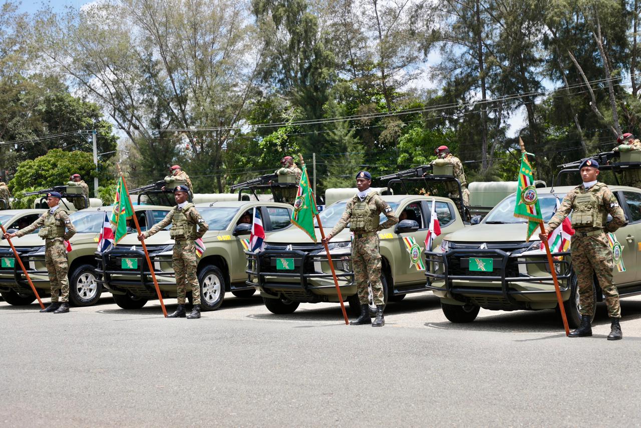 Presidente Abinader entrega 44 nuevos vehículos al Ejército