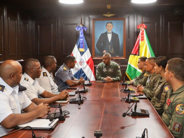 Comandante general de la FARD recibe visita de la Fuerza de Defensa de Guyana