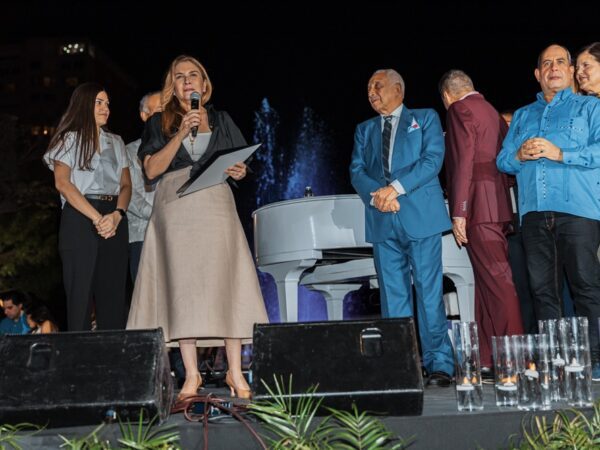 Carolina Mejía entrega Medalla al Mérito a Rafael Solano y a Niní Cáffaro