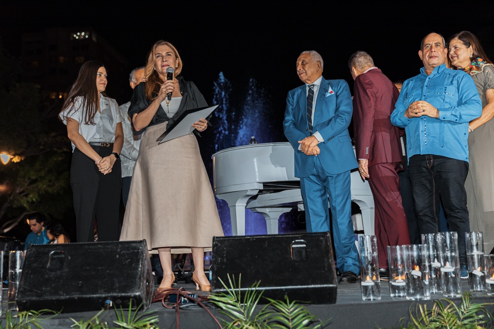 Carolina Mejía entrega Medalla al Mérito a Rafael Solano y a Niní Cáffaro