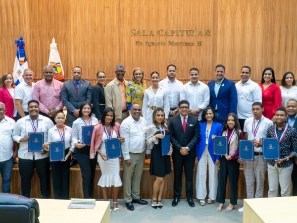 Dío Astacio recibe a jóvenes meritorios de Santo Domingo Este