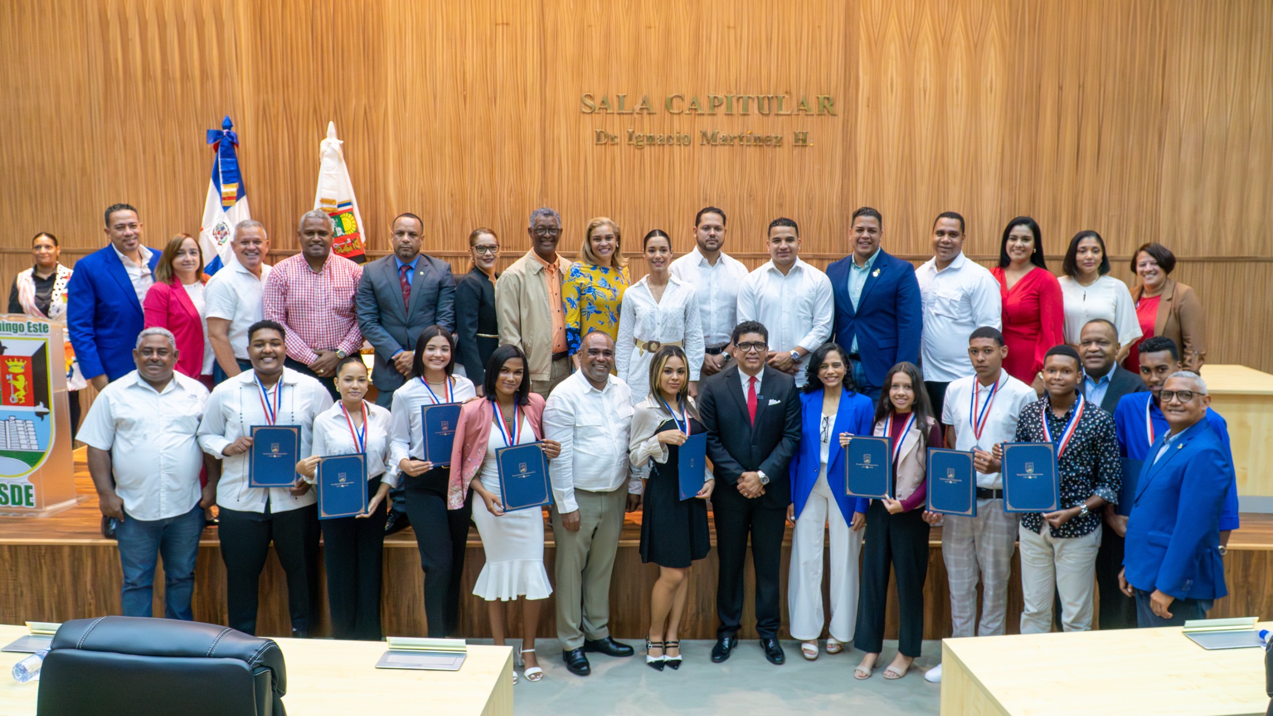 Dío Astacio recibe a jóvenes meritorios de Santo Domingo Este