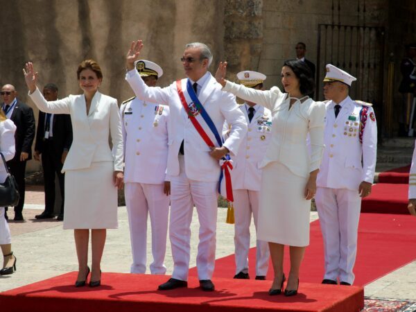 Presidente Abinader asiste a tedeum y deposita ofrenda floral por 161 aniversario de la Restauración