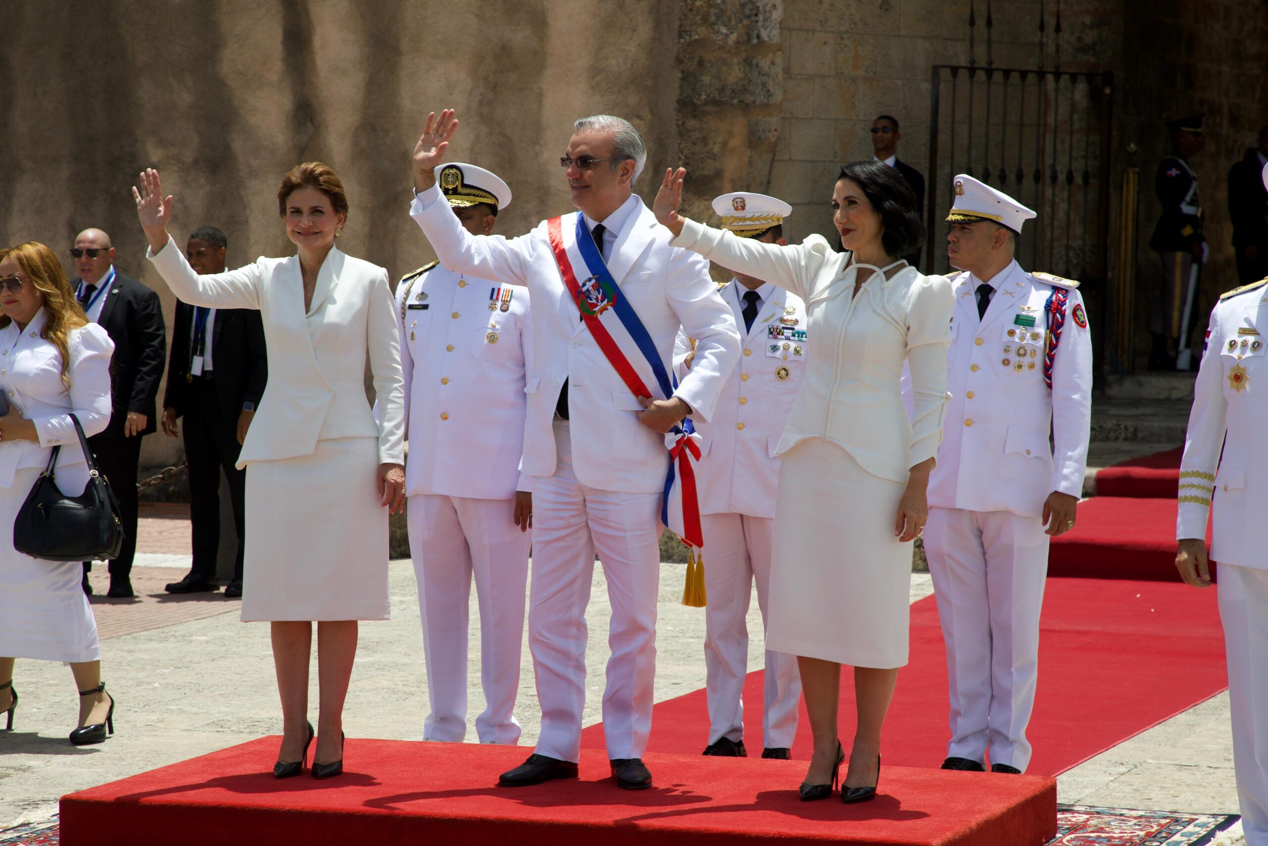 Presidente Abinader asiste a tedeum y deposita ofrenda floral por 161 aniversario de la Restauración