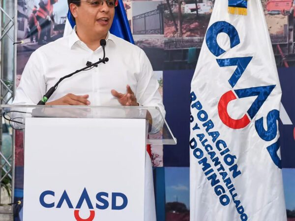 CAASD repara averías de agua potable en Santo Domingo Este