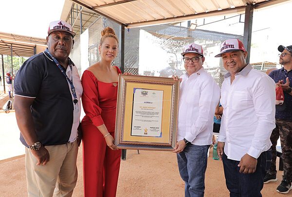 Reconocen a Manuel Mejía Naut por su apoyo al desarrollo del béisbol y la juventud