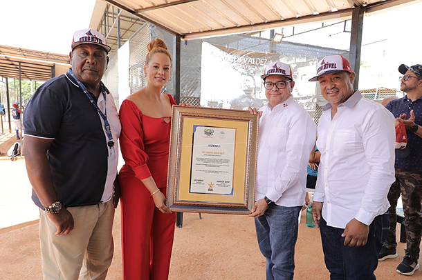 Reconocen a Manuel Mejía Naut por su apoyo al desarrollo del béisbol y la juventud