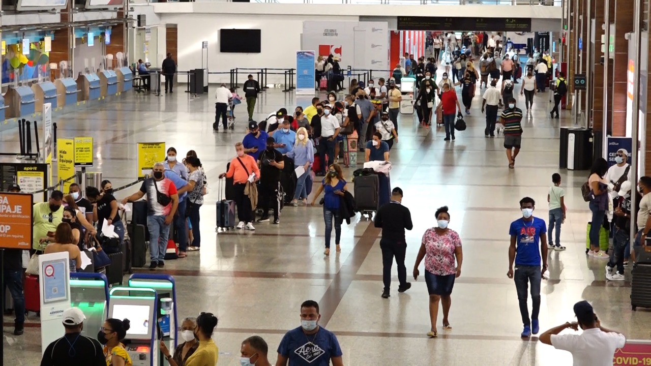 Periodista advierte al presidente Luis Abinader sobre crisis en Migración en el AILA