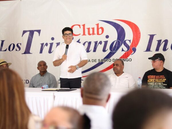 Dío Astacio anuncia la reapertura de las clases de natación en el Club Los Trinitarios