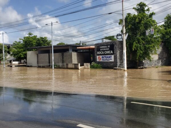 Construcción de terminal de autobuses en Boca Chica causa inundaciones y peligros para residentes y conductores