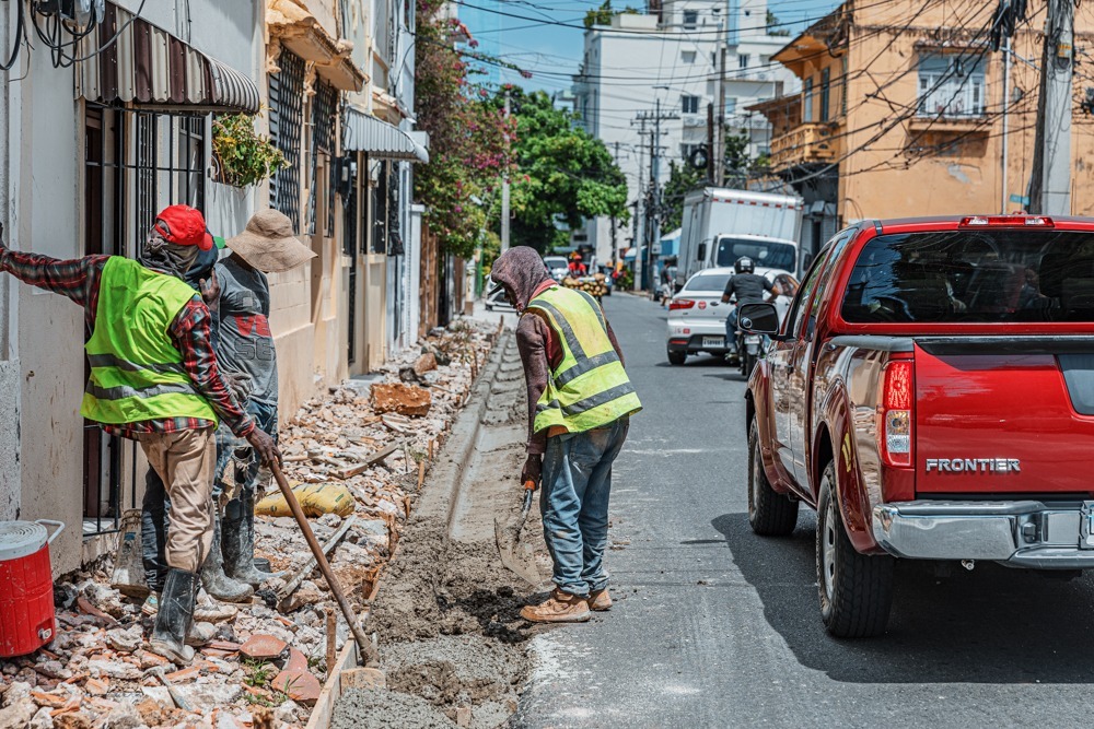 Alcaldía del Distrito Nacional construye aceras, contenes e imbornales