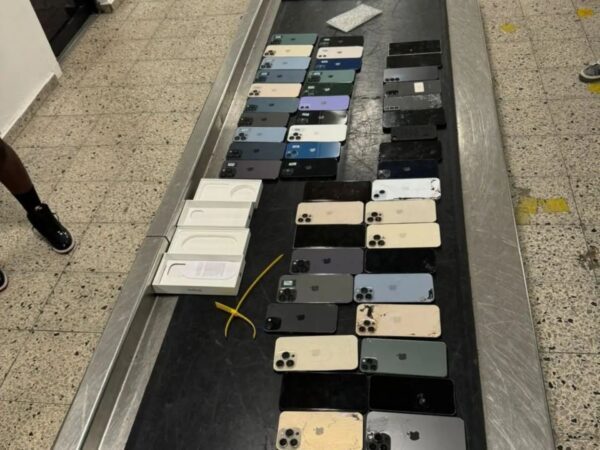 Aduanas detecta intento de contrabando de 74 celulares en AILA